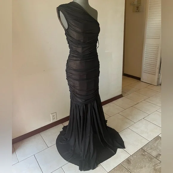 Elliatt Vienna Ruched One-Shoulder Gown - Picture 2 of 4